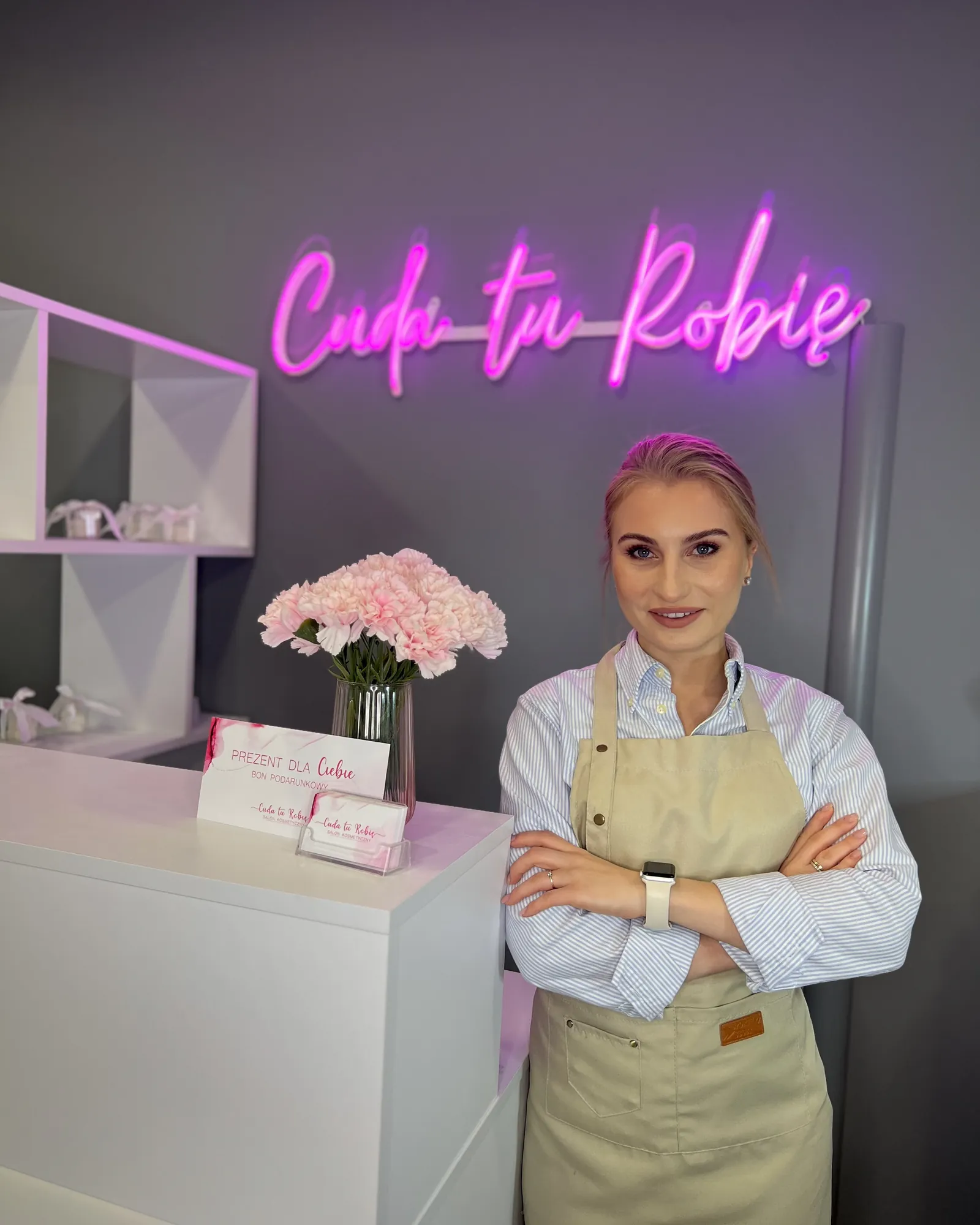 Dominika, magister kosmetologii, w salonie Cuda tu Robię z różowym neonem